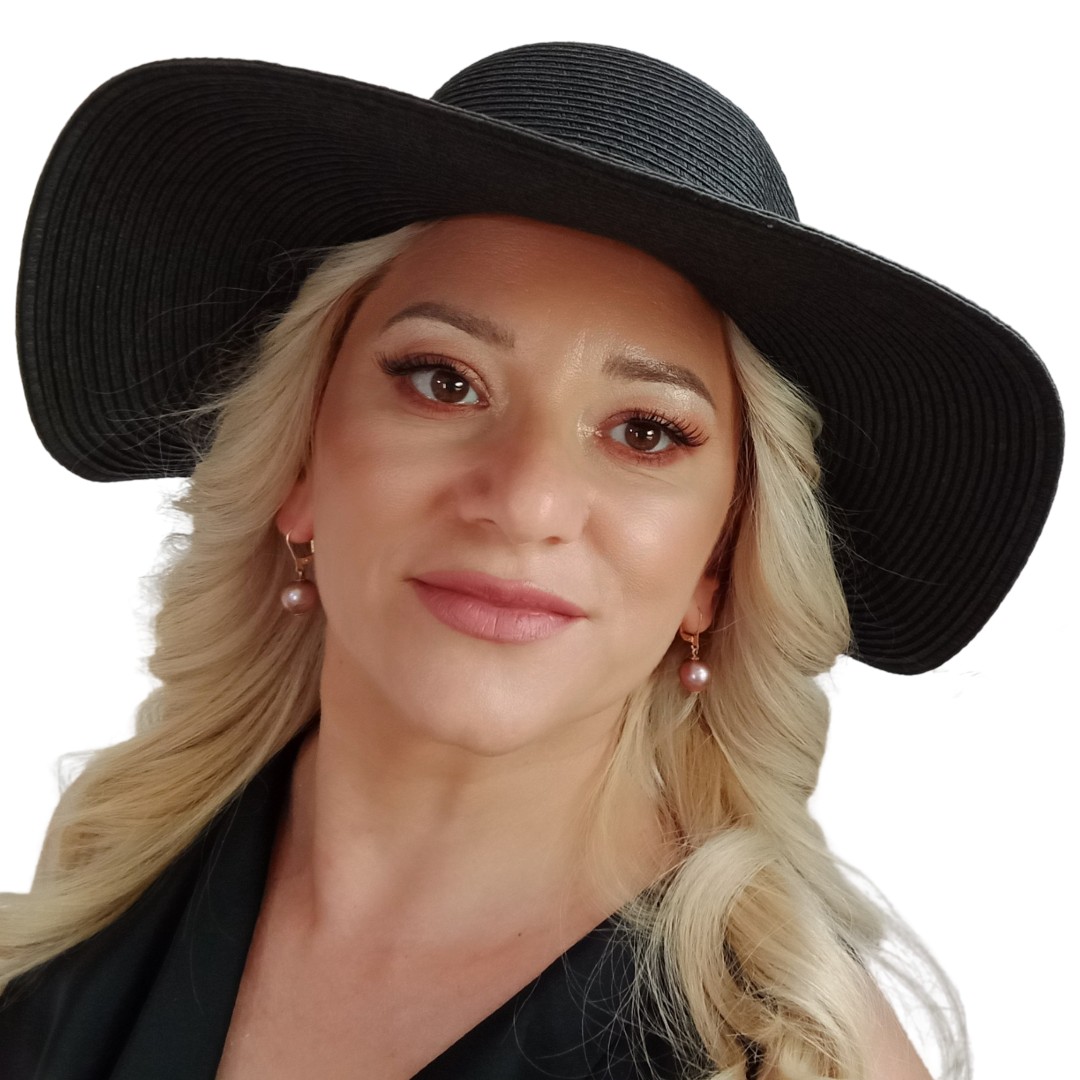 Cercei cu Perle Mari Lavandă Edison 12–12,5 mm, Vedere Model, Pălărie Neagră, Privire Spre Dreapta